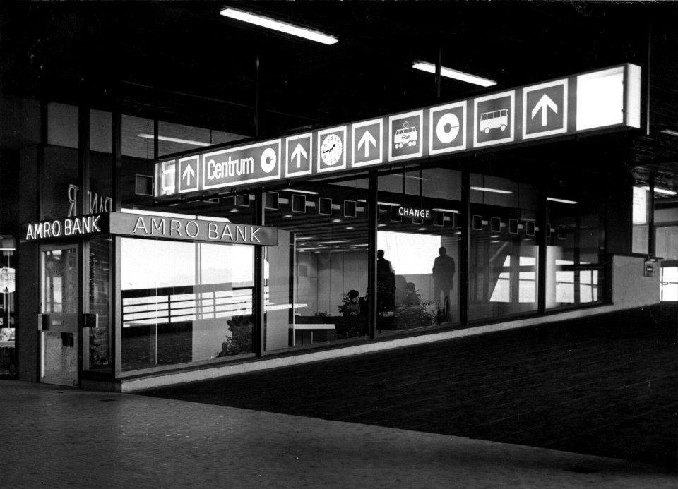 HUA-154505-Interieur van de Traverse van het NS station Utrecht CS te Utrecht AMRO bank en wisselkantoor