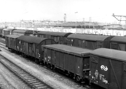 HUA-155155-Gezicht op het emplacement met goederentreinen bij het N.S-station Venlo te Venlo