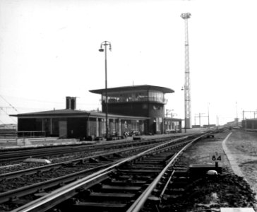 HUA-155160-Gezicht op het seinhuis (post T) van de N.S. op het rangeerterrein Watergraafsmeer te Amsterdam