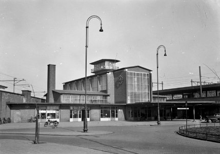 HUA-150096-Gezicht op het NS station Amsterdam Muiderpoort te Amsterdam
