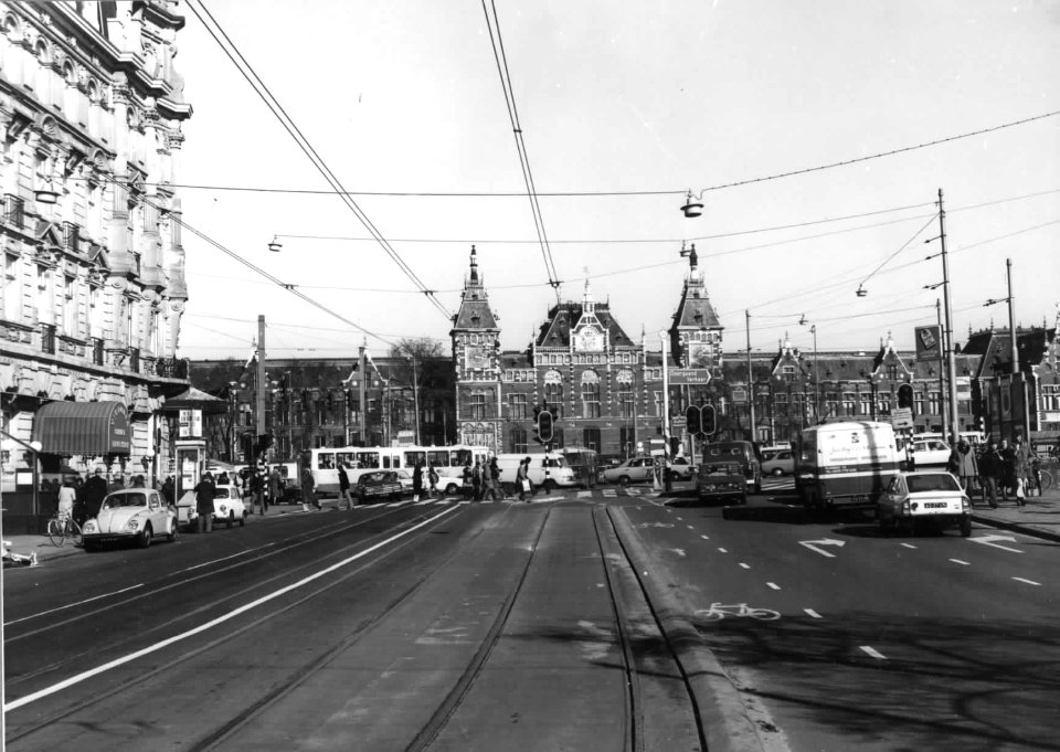 HUA-150093-Gezicht op het N.S.-station Amsterdam C.S vanaf het Damrak te Amsterdam