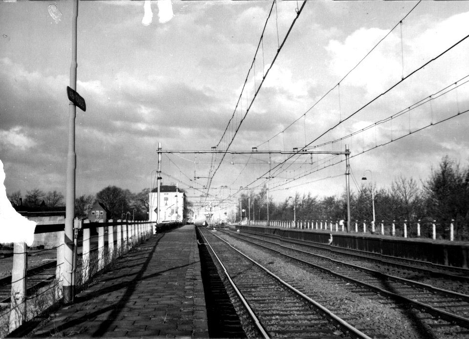 HUA-152995-Gezicht op de perrons van het NS station Abcoude te Abcoude met op de achtergrond het stationsgebouw en seinhuis