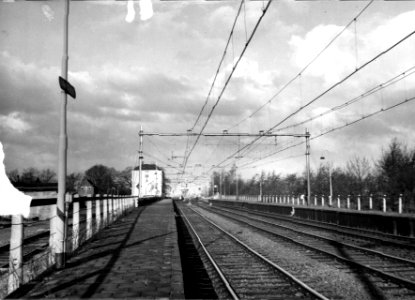 HUA-152995-Gezicht op de perrons van het NS station Abcoude te Abcoude met op de achtergrond het stationsgebouw en seinhuis