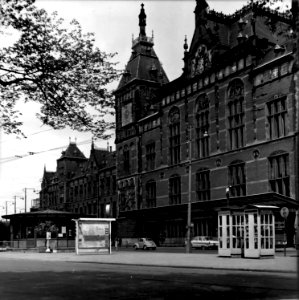 HUA-150068-Gezicht op de voorgevel van het N.S-station Amsterdam C.S. te Amsterdam