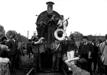 HUA-152987-Afbeelding van het orkest Lulu s Dixie Kids op museum stoomlocomotief nr 3737 tijdens een rit voor de NVBS bij het NS station te Kesteren