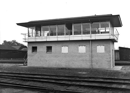 HUA-154704-Gezicht op het seinhuis (Post II) bij het N.S.-station Deventer te Deventer