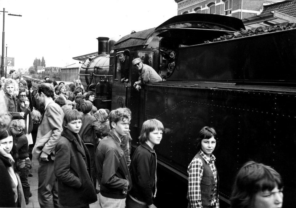 HUA-152988-Afbeelding van museum stoomlocomotief nr 3737 tijdens een rit voor de NVBS langs het perron van het NS station Tiel te Tiel