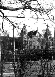 HUA-150088-Gezicht op het N.S.-station Amsterdam C.S. en het Stationsplein te Amsterdam