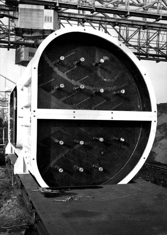 HUA-154106-Afbeelding van het vervoer van een condensator op een Zwitserse kuilwagen bij het N.S.-station Vlaardingen Oost te Vlaardingen