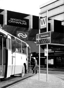 HUA-154524-Afbeelding van een autobus van Westnederland als lijn 5 naar Bodegraven op het Jaarbeursplein te Utrecht met op de achtergrond de sporthal Catharijne