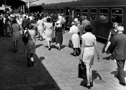 HUA-152975-Afbeelding van treinreizigers tijdens een N.S. dagtocht met een markttrein op het N.S.-station Hoorn te Hoorn