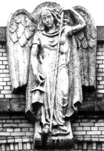 HUA-156084-Afbeelding van een sculptuur voorstellende de engel Raphael, aan of in de nabijheid van het N.S.-station 's-Hertogenbosch te 's-Hertogenbosch