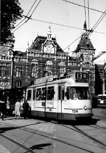 HUA-150086-Afbeelding van een tram voor het N.S.-station Amsterdam C.S. te Amsterdam