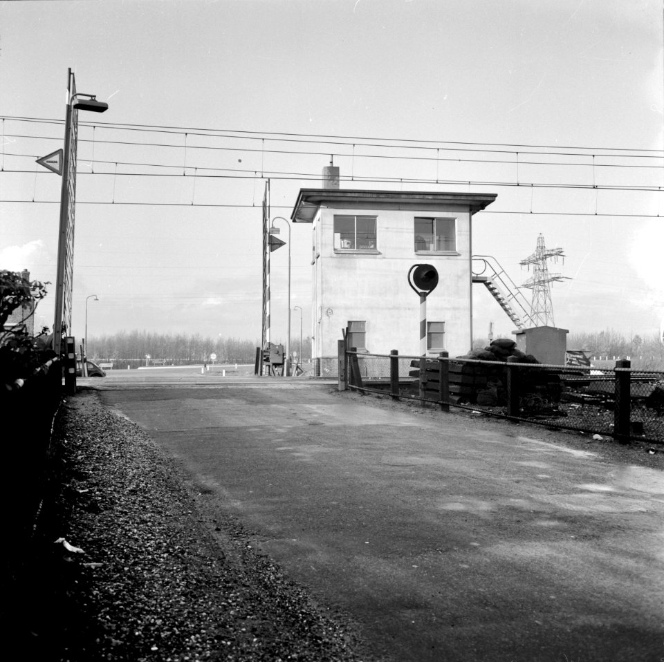 HUA-154698-Gezicht op het seinhuis annex brugpost bij de spoorbrug over de Kerkvaart te Breukelen