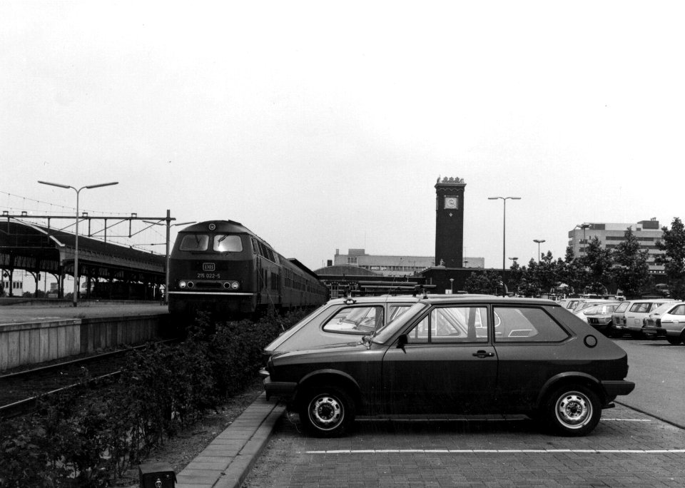 HUA-154556-Gezicht op de P R parkeerplaats bij het NS station Nijmegen te Nijmegen met links langs het perron de trein naar Kleve Duitsland getrokken door diesel
