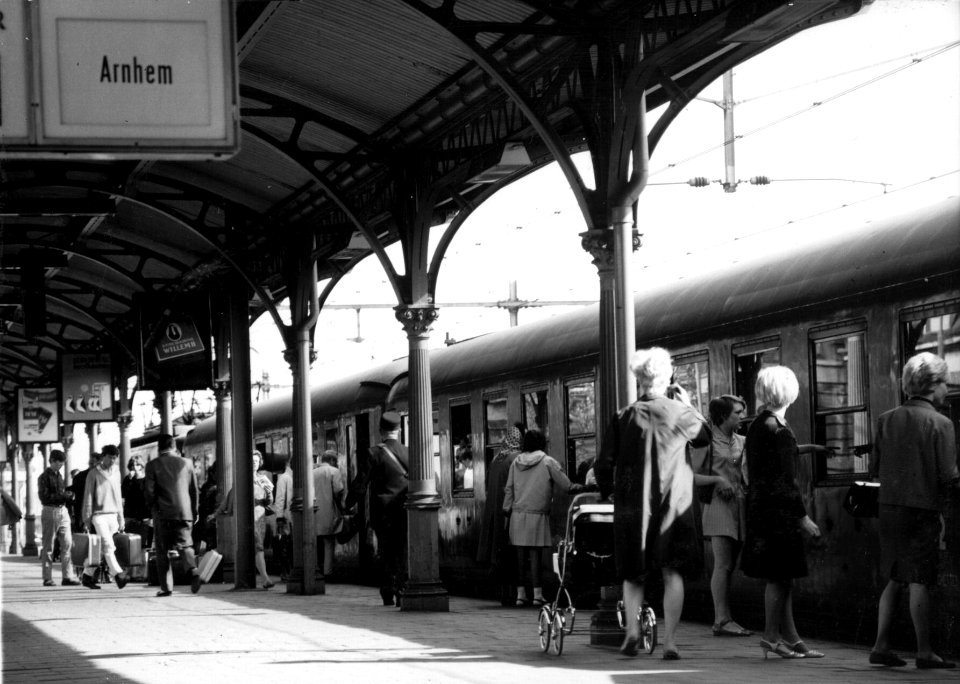 HUA-155074-Afbeelding van reizigers op een perron van het NS station Utrecht CS te Utrecht met een internationale trein