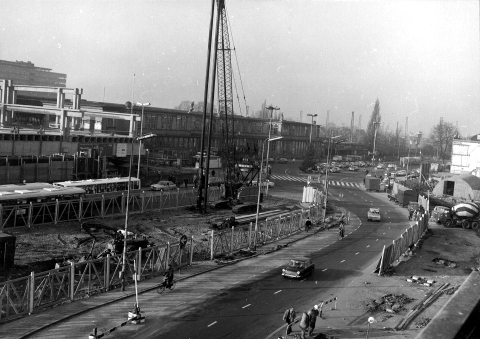 HUA-154454-Gezicht op de Moreelselaan te Utrecht met rechts het Stationsplein. Op de achtergrond het oude N.S.-station Utrecht C.S. en links het in aanbouw zijnde nieuwe Centraal Station