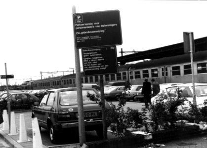 HUA-154558-Gezicht op de P+R-parkeerplaats bij het N.S.-station Nijmegen te Nijmegen met op de voorgrond een bord met de gebruiksaanwijzing photo