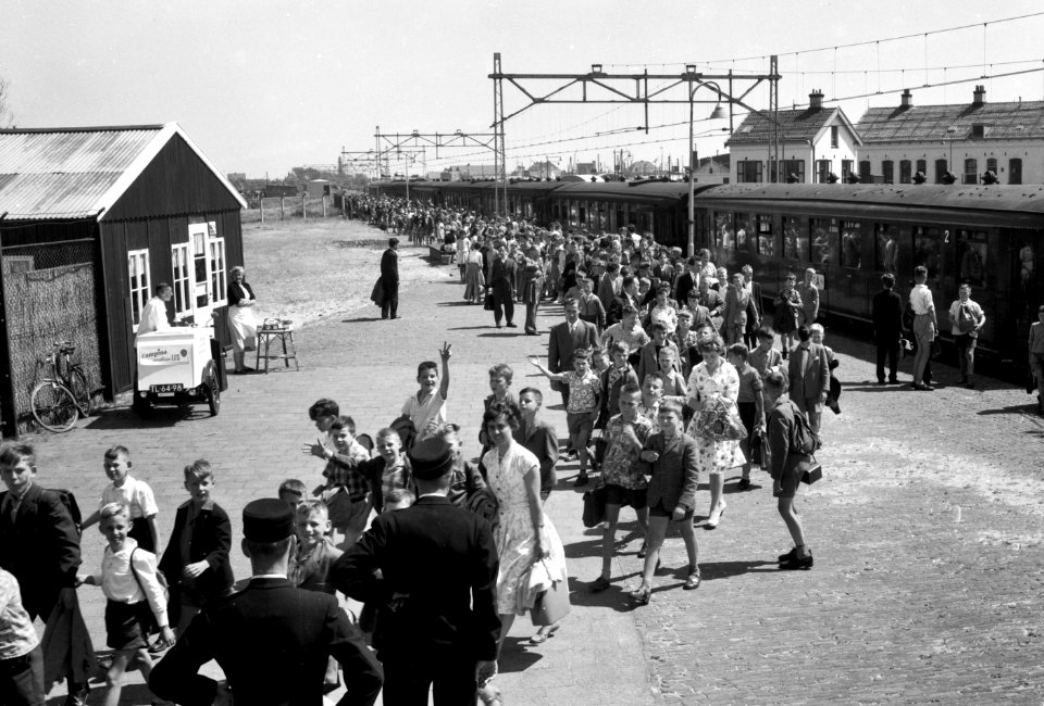 HUA-155188-Afbeelding van een groep schoolkinderen tijdens een schoolreisje op het perron van het NS station Hoek van Holland Strand te Hoek van Holland