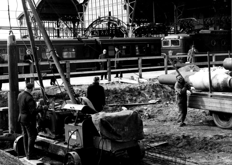 HUA-154422-Gezicht op de werkzaamheden aan het N.S.-station Utrecht C.S. te Utrecht ten behoeve van de bouw van de Traverse over het station