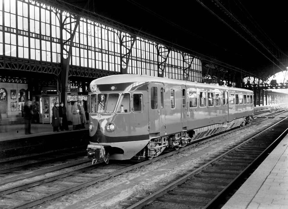 HUA-155064-Afbeelding van het fabrieksnieuwe diesel-electrische motorrijtuig nr. 21 (DE 1, "Blauwe Engel") van de N.S. onder de perronkap van het N.S.-station Utrecht C.S. te Utrecht