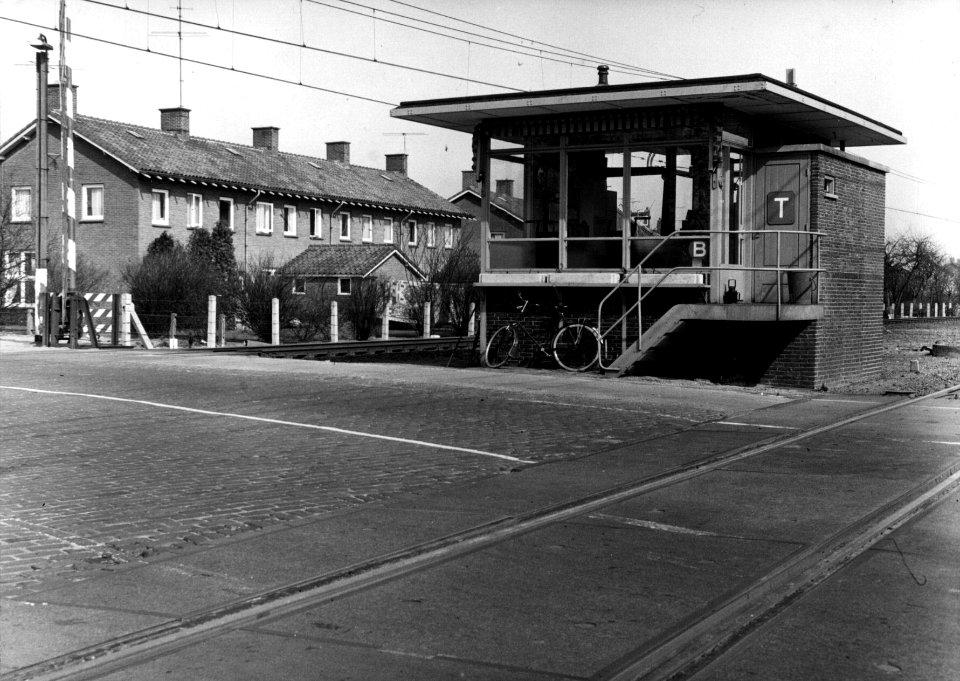 HUA-154716-Afbeelding van het seinhuis bij het NS station Harderwijk te Harderwijk
