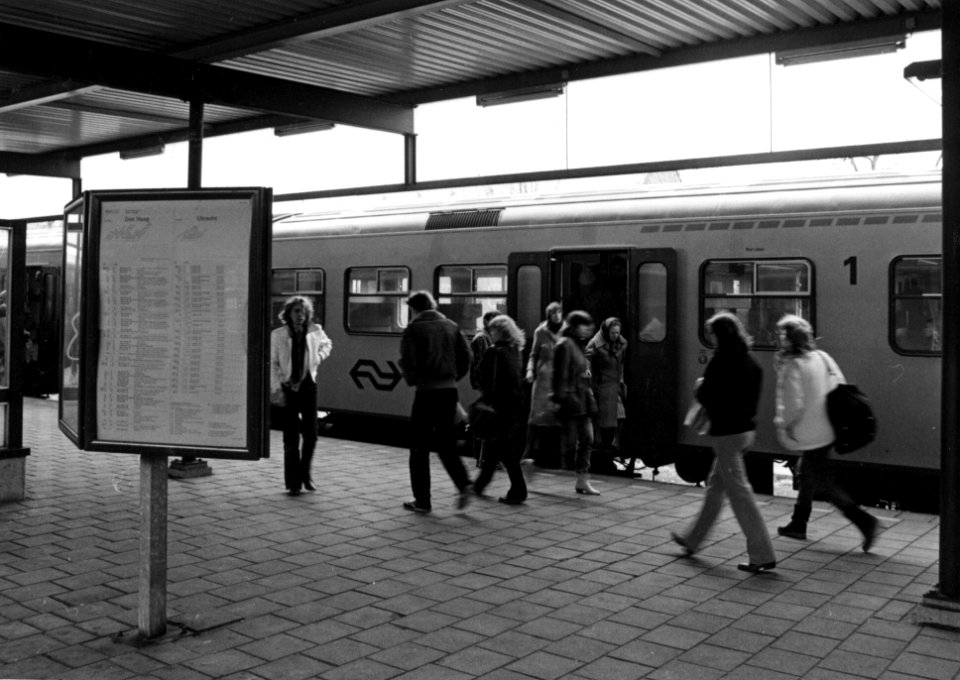 HUA-155048-Gezicht op het perron van het N.S.-station Leiden te Leiden met een electrisch treinstel mat. 1964 (plan V) van de N.S