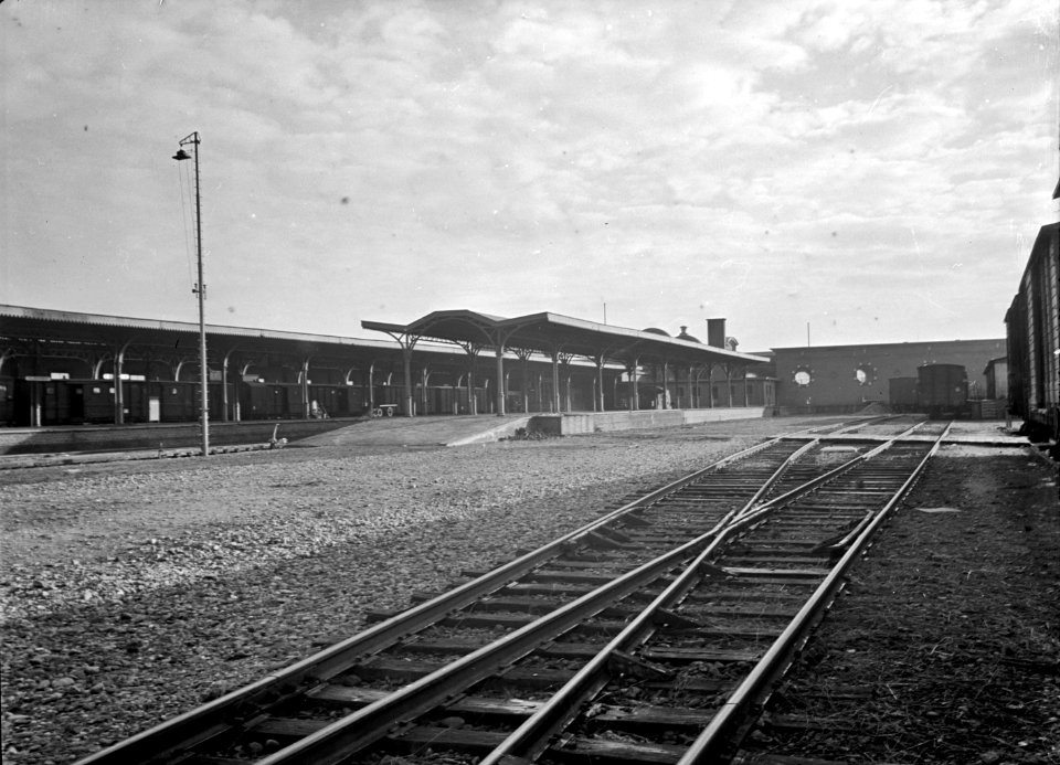 HUA-154686-Gezicht op de perrons met perronkap van het N.S.-station Vlissingen te Vlissingen