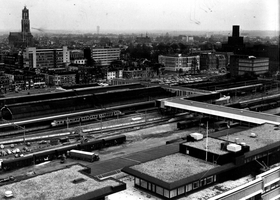 HUA-154442-Gezicht op het N.S.-station Utrecht C.S. te Utrecht vanuit het westen met het in aanbouw zijnde vierde perron en de Traverse