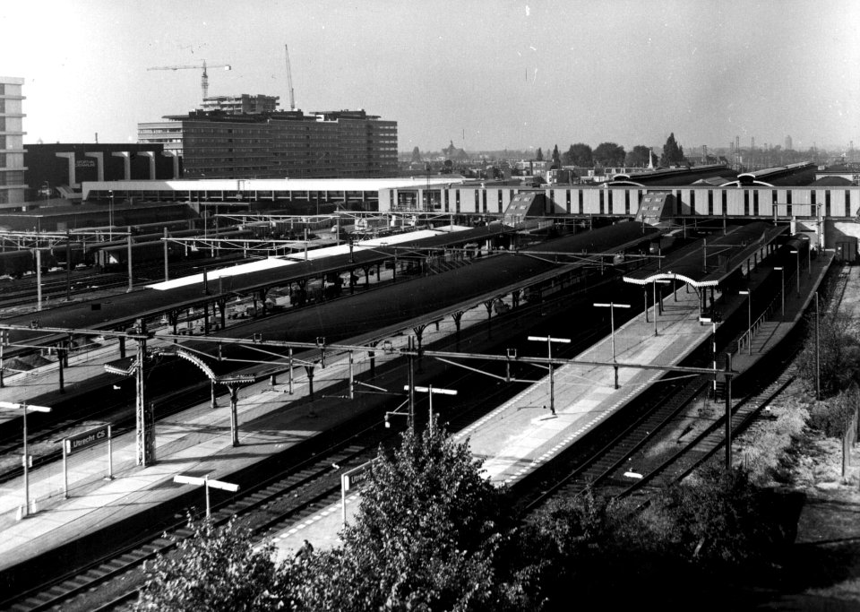 HUA-154431-Gezicht op de perrons van het N.S.-station Utrecht C.S. te Utrecht met de nieuwe Traverse