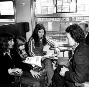 HUA-152912-Afbeelding van reizigers in een trein