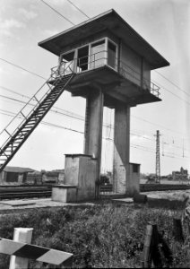 HUA-154706-Afbeelding van het seinhuis (Post III) bij het N.S.-station Delft te Delft