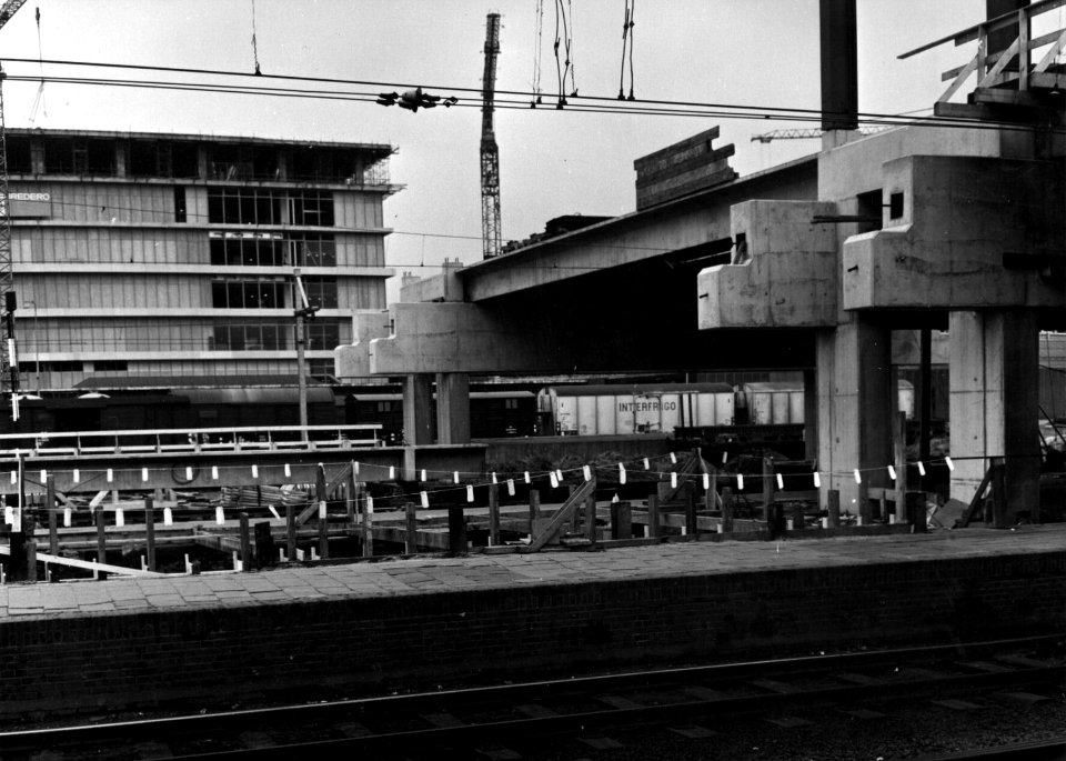 HUA-154427-Gezicht op de in aanbouw zijnde Traverse over de perrons van het NS station Utrecht CS te Utrecht met op de achtergrond het Beatrixgebouw van de Jaarb