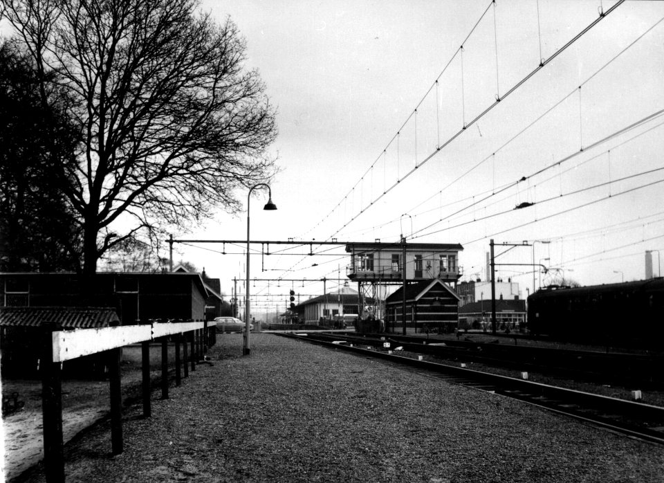 HUA-154714-Afbeelding van het seinhuis bij het N.S.-station Ede-Wageningen te Ede