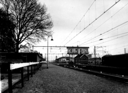 HUA-154714-Afbeelding van het seinhuis bij het N.S.-station Ede-Wageningen te Ede