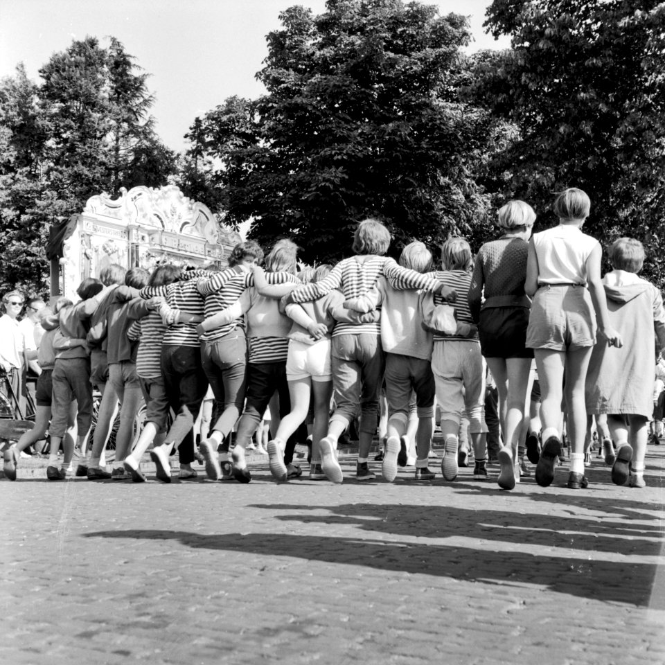 HUA-152955-Afbeelding van een groep dansende kinderen bij een draaiorgel te Beilen tijdens het Vakantie Kinderfeest