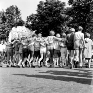 HUA-152955-Afbeelding van een groep dansende kinderen bij een draaiorgel te Beilen tijdens het Vakantie Kinderfeest