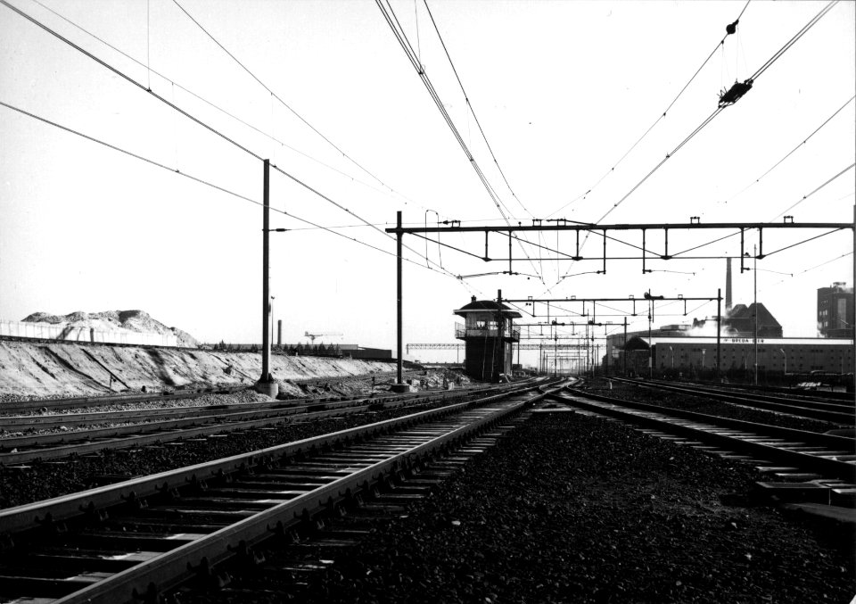 HUA-154703-Gezicht op het seinhuis bij het N.S.-station Breda te Breda