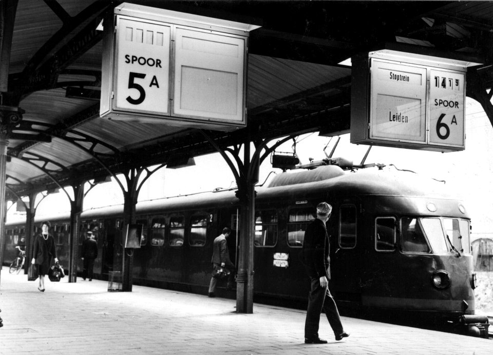HUA-155073-Afbeelding van een electrisch treinstel mat. 1946 van de N.S. langs het perron van het N.S.-station Utrecht C.S. te Utrecht