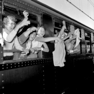 HUA-152947-Afbeelding van scholieren tijdens een schoolreisje (vakantie kinderfeest) op het N.S.-station Groningen te Groningen