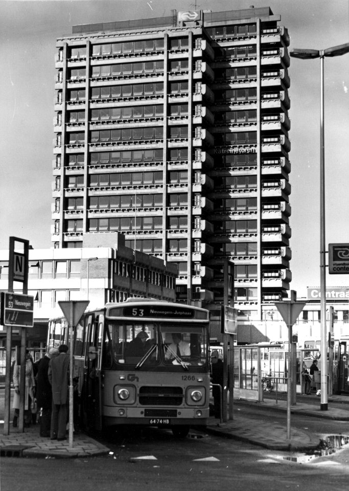 HUA-154488-Gezicht op de Katreinetoren van het N.S.-station Utrecht C.S. te Utrecht met op de voorgrond de Daf-Den Oudsten streekbus nr. 1266 van Centraal Nederland (C.N.) als lijn 53 naar Nieuwegein-Jutphaas