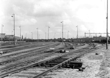 HUA-154776-Gezicht op het rangeerterrein van de NS te Amersfoort vanuit het westen