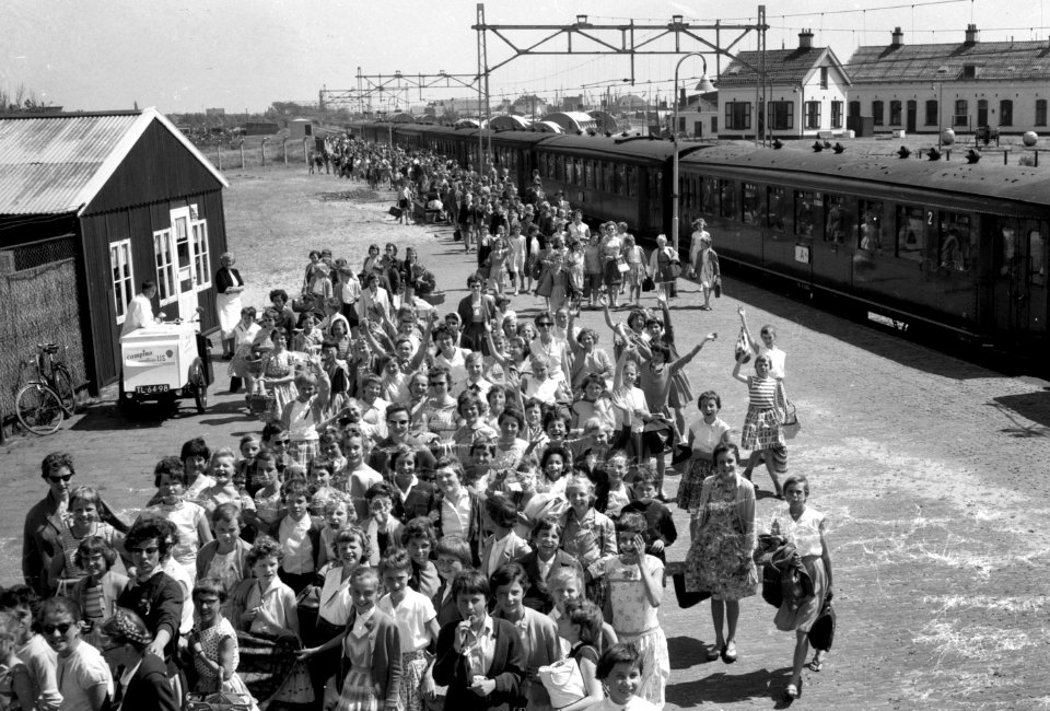 HUA-152946-Afbeelding van scholieren tijdens een schoolreisje op het N.S.-station Hoek van Holland te Hoek van Holland