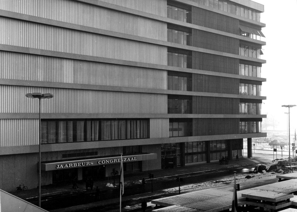 HUA-154508-Gezicht op het Beatrixgebouw (congreszaal) van de Jaarbeurs aan het Jaarbeursplein te Utrecht vanaf de Traverse van het N.S.-station Utrecht C.S. te Utrecht