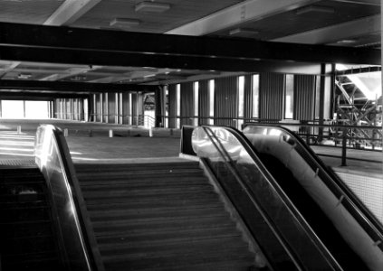 HUA-154502-Interieur van de Traverse van het N.S.-station Utrecht C.S. te Utrecht- trap en roltrappen naar het perron