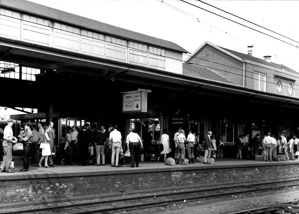 HUA-153003-Gezicht op het perron met reizigers van het N.S.-station Amersfoort te Amersfoort