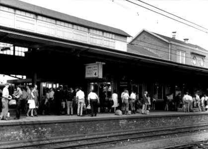 HUA-153003-Gezicht op het perron met reizigers van het N.S.-station Amersfoort te Amersfoort