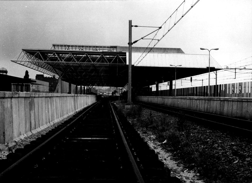 HUA-154400-Gezicht op de in aanbouw zijnde perronkap van het nieuwe N.S.-station Breda te Breda