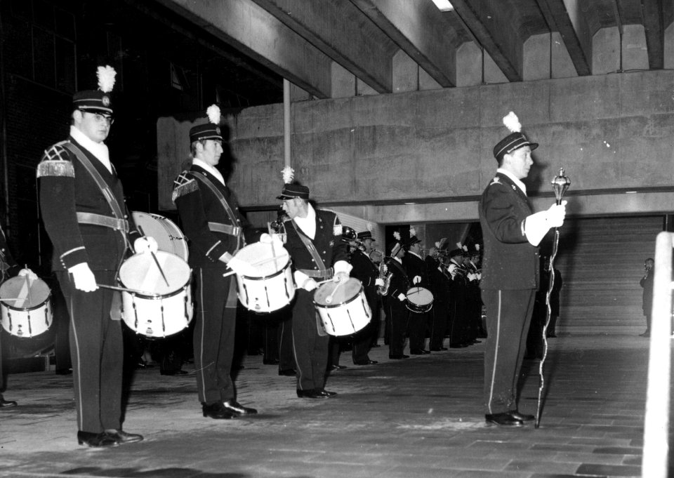 HUA-154490-Afbeelding van het N.S.-harmonieorkest tijdens de opening van de Traverse van het N.S.-station Utrecht C.S. te Utrecht