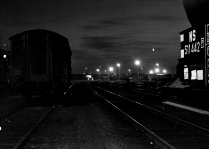 HUA-154784-Gezicht op het rangeerterrein van de N.S. te Amersfoort bij avond